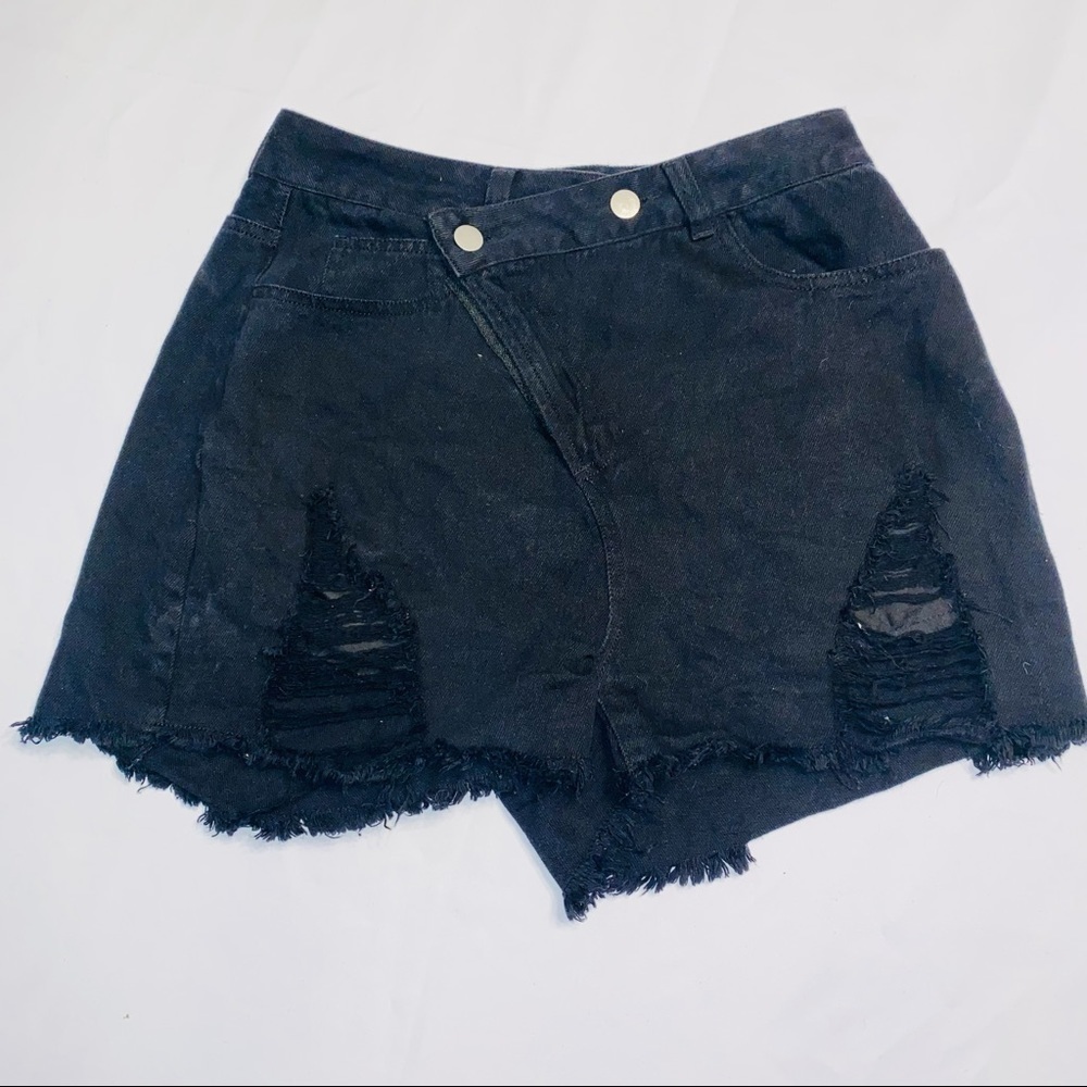 Vestique Black Criss Cross Distressed Demin Shorts Size M